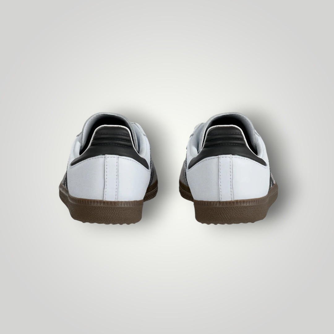 NDO Clothing Adidas Originals Samba OG Sneaker von hinten mit weißem Obermaterial, schwarzem Fersendetail und Gummisohle
