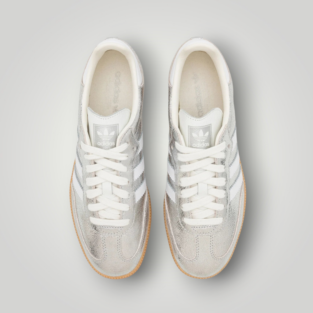 NDO Clothing Adidas Originals Samba OG Sneaker in Metallic-Silber mit weißen Streifen und klassischer Gummisohle
