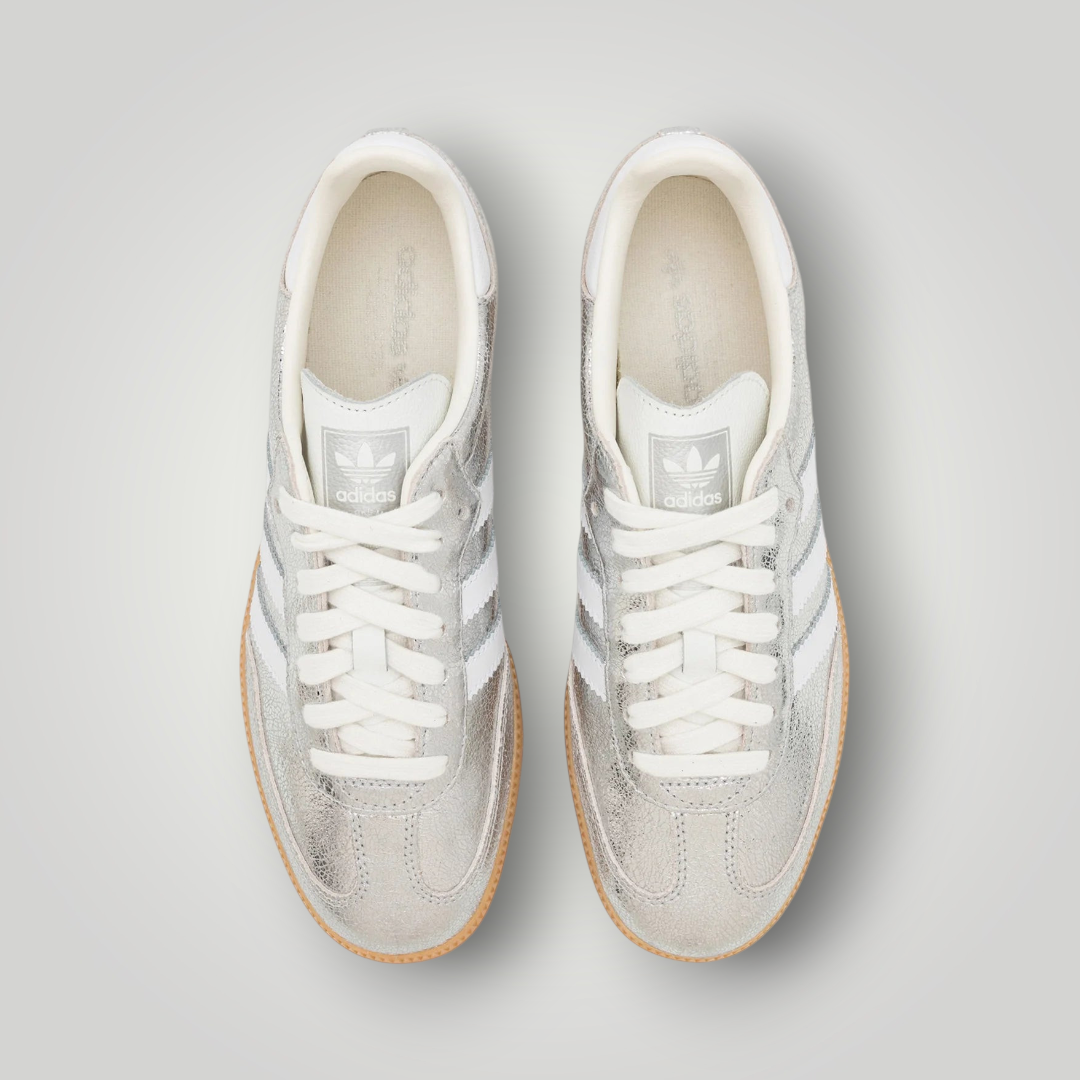 NDO Clothing Adidas Originals Samba OG Sneaker in Metallic-Silber mit weißen Streifen und klassischer Gummisohle