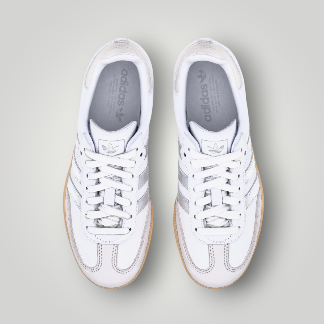 NDO Clothing Adidas Originals SAMBA OG Sneaker in Weiß mit silbernen Streifen und klassischer Gummisohle in Draufsicht