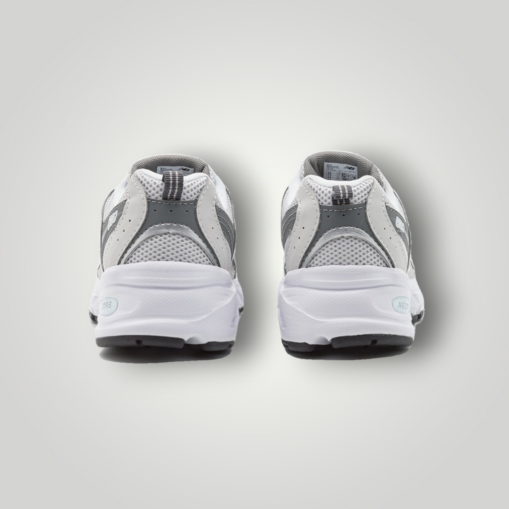 NDO Clothing New Balance 530 Unisex Sneaker in Grau und Weiß, Rückansicht mit Mesh-Details und Zuglasche