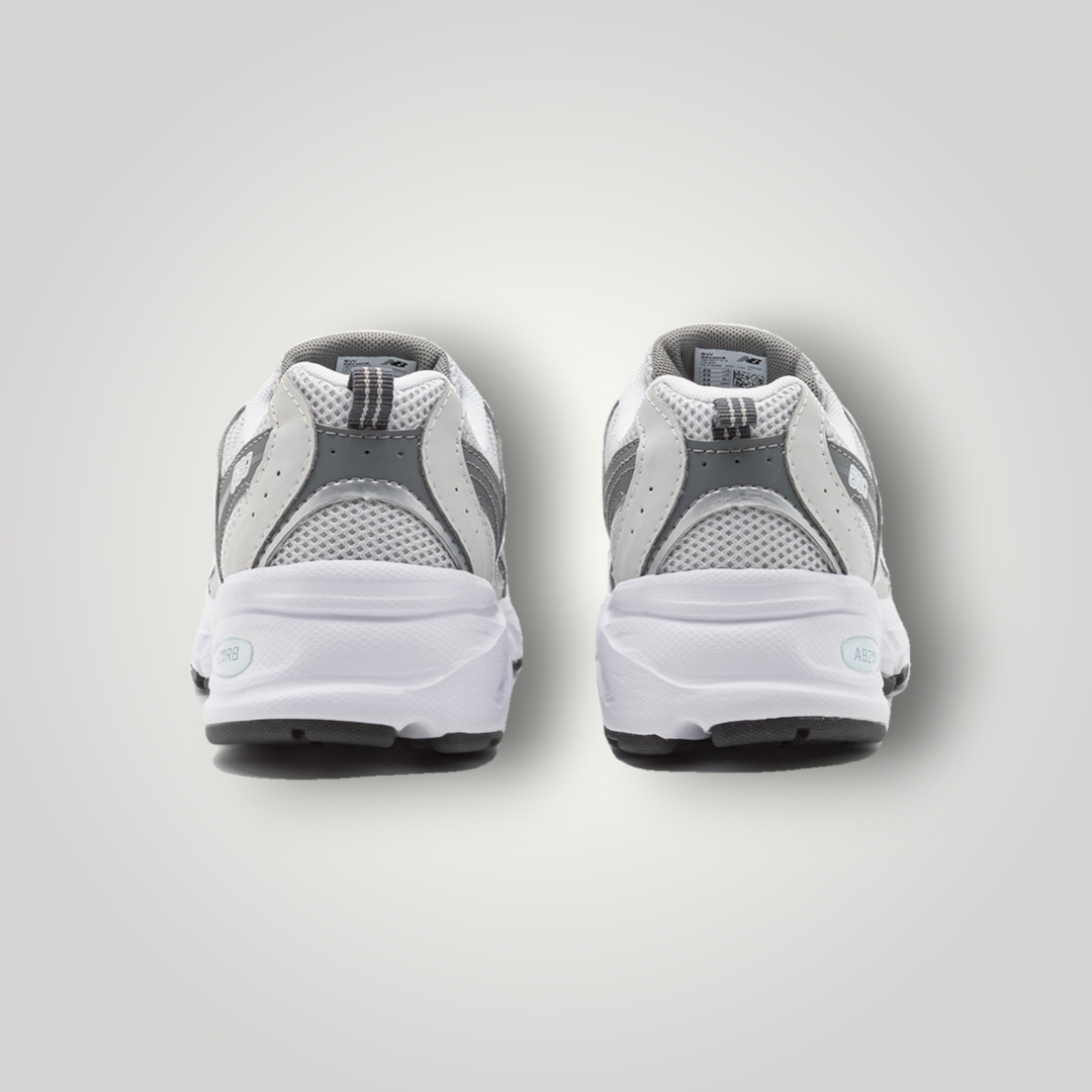 NDO Clothing New Balance 530 Unisex Sneaker in Grau und Weiß, Rückansicht mit Mesh-Details und Zuglasche