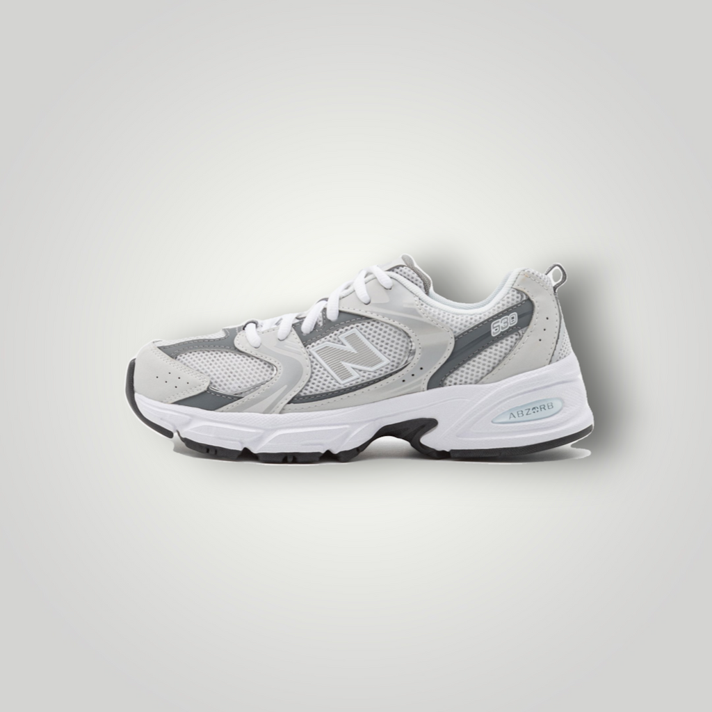 NDO Clothing New Balance 530 Sneaker in Grau mit Mesh-Obermaterial, Schnürung und gepolsterter Sohle in Seitenansicht.