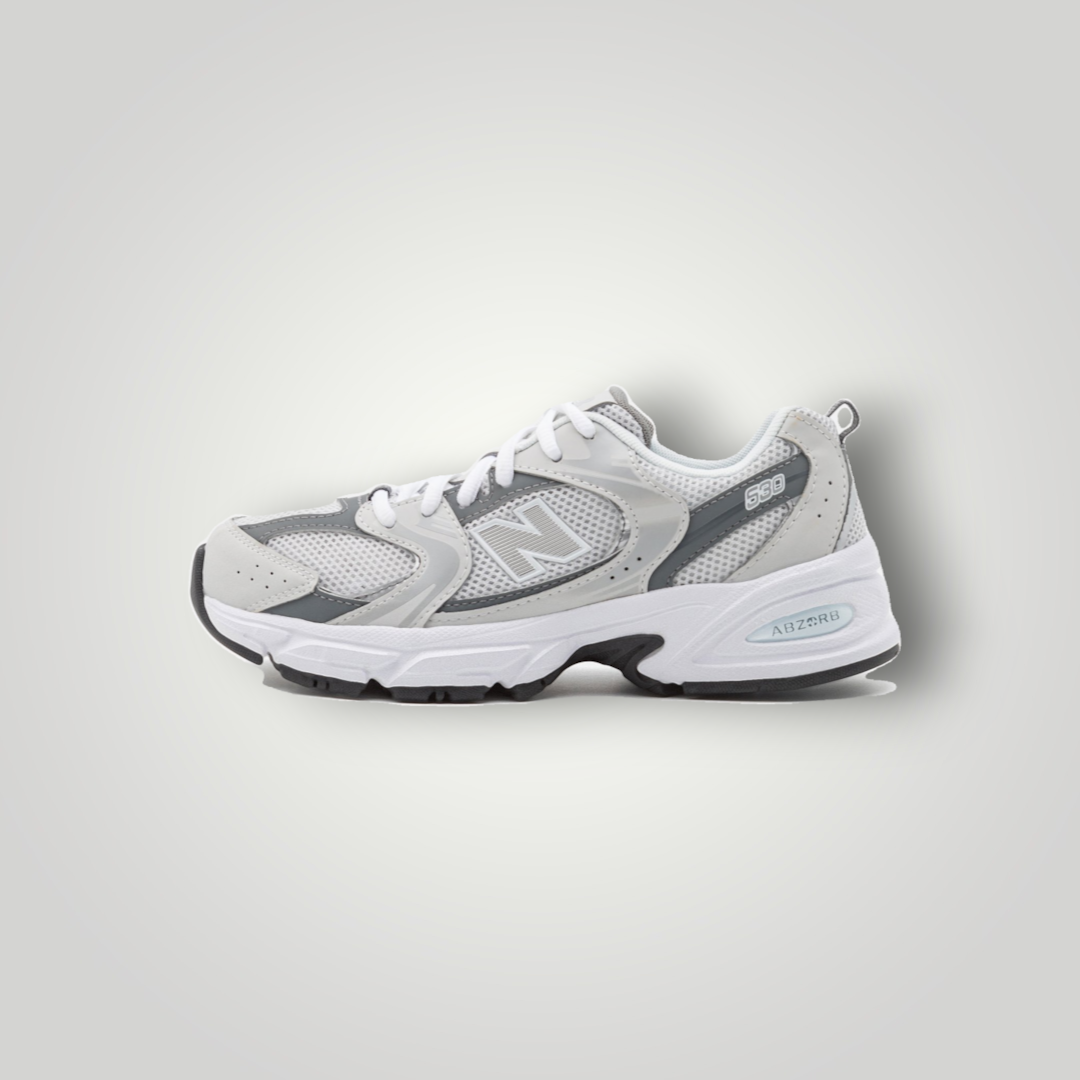 NDO Clothing New Balance 530 Sneaker in Grau mit Mesh-Obermaterial, Schnürung und gepolsterter Sohle in Seitenansicht.