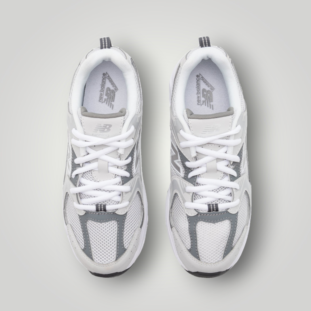 NDO Clothing New Balance 530 Unisex Sneaker in Grau und Weiß aus atmungsaktivem Mesh mit Schnürung und flacher Sohle