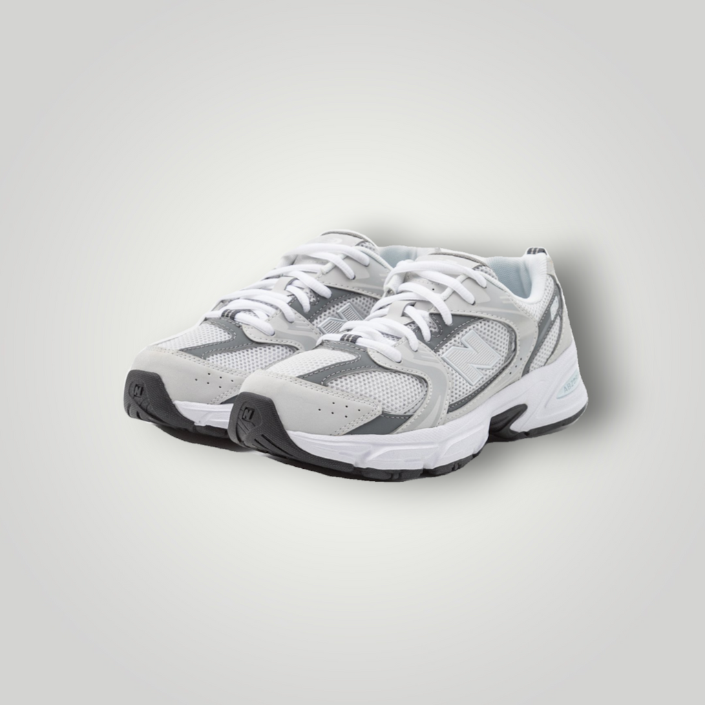 NDO Clothing New Balance 530 Unisex Sneaker in Grau mit Mesh-Obermaterial, Schnürung und gepolsterter Sohle.