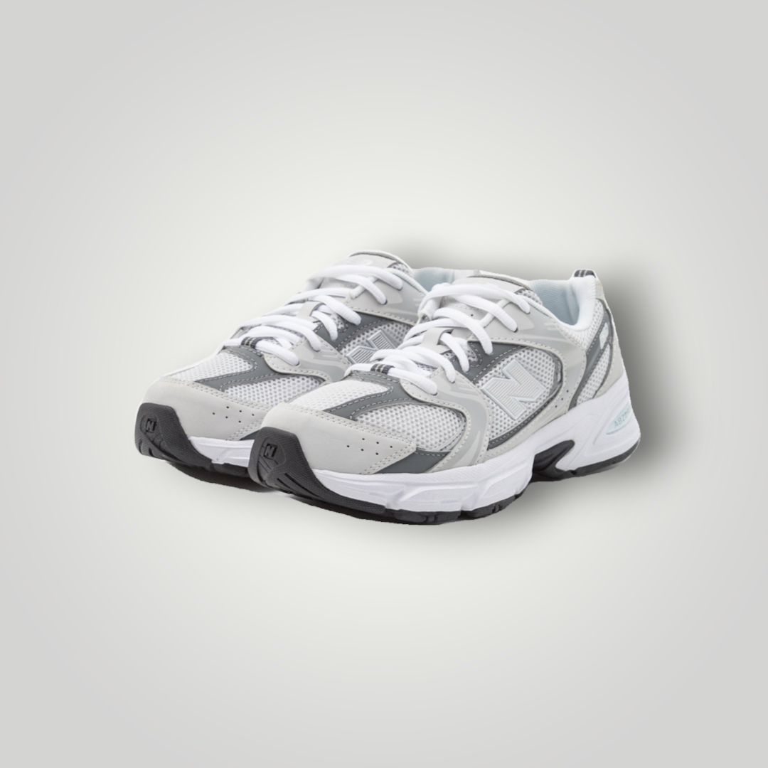 NDO Clothing New Balance 530 Unisex Sneaker in Grau mit Mesh-Obermaterial, Schnürung und gepolsterter Sohle.