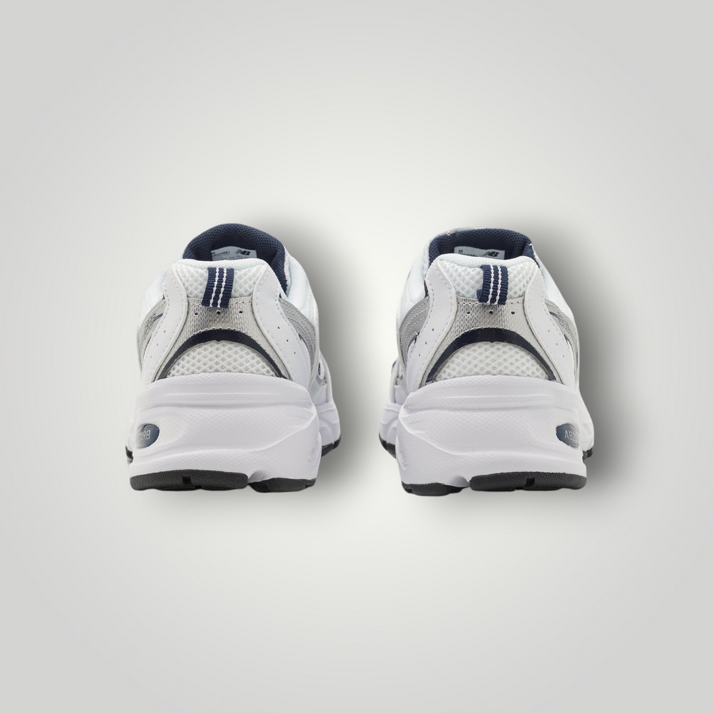 NDO Clothing New Balance 530 Unisex-Sneaker in Grau und Weiß, Rückansicht mit Mesh-Details und Zuglasche.