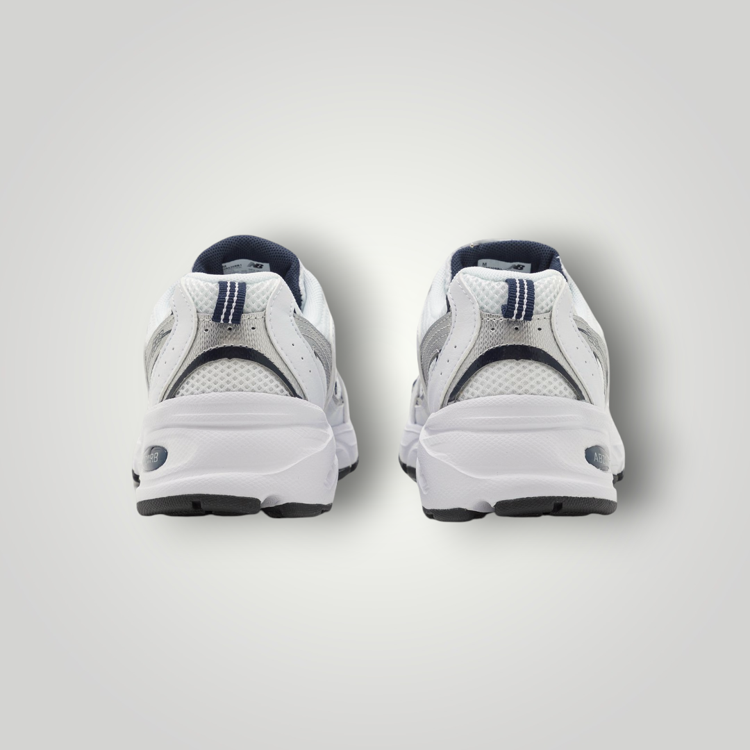 NDO Clothing New Balance 530 Unisex-Sneaker in Grau und Weiß, Rückansicht mit Mesh-Details und Zuglasche.