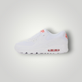 NDO Clothing Nike Air Max 90 Sneaker in Weiß mit roten Akzenten, aus Mesh und Kunstleder mit sichtbarem Air-Element.
