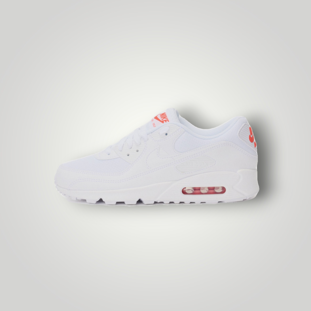 NDO Clothing Nike Air Max 90 Sneaker in Weiß mit roten Akzenten, aus Mesh und Kunstleder mit sichtbarem Air-Element.