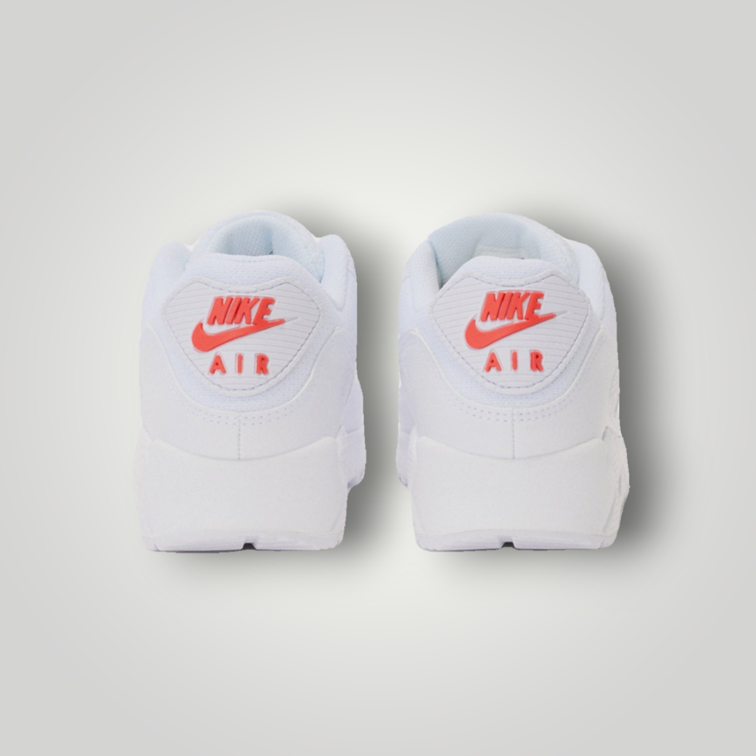 NDO Clothing Nike Air Max 90 Sneaker in Weiß mit roten Akzenten, Rückansicht der Fersenpartie