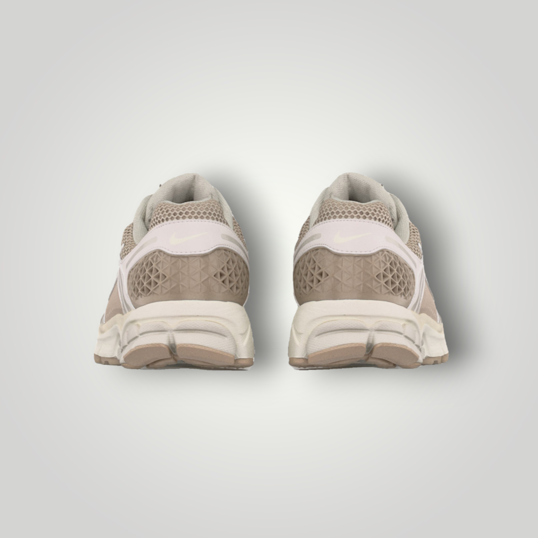 NDO Clothing Nike Zoom Vomero 5 Sneaker in Creme und Phantom von hinten mit strukturierter Fersenkappe