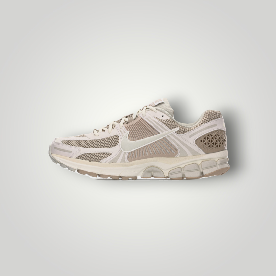 NDO Clothing Nike Zoom Vomero 5 Sneaker in Phantom und Light Bone mit Mesh-Obermaterial und reaktionsfreudiger Sohle