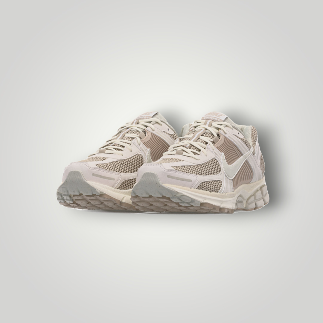 NDO Clothing Nike Zoom Vomero 5 Sneaker in Phantom und Light Bone mit Mesh-Obermaterial und reaktionsfreudiger Sohle