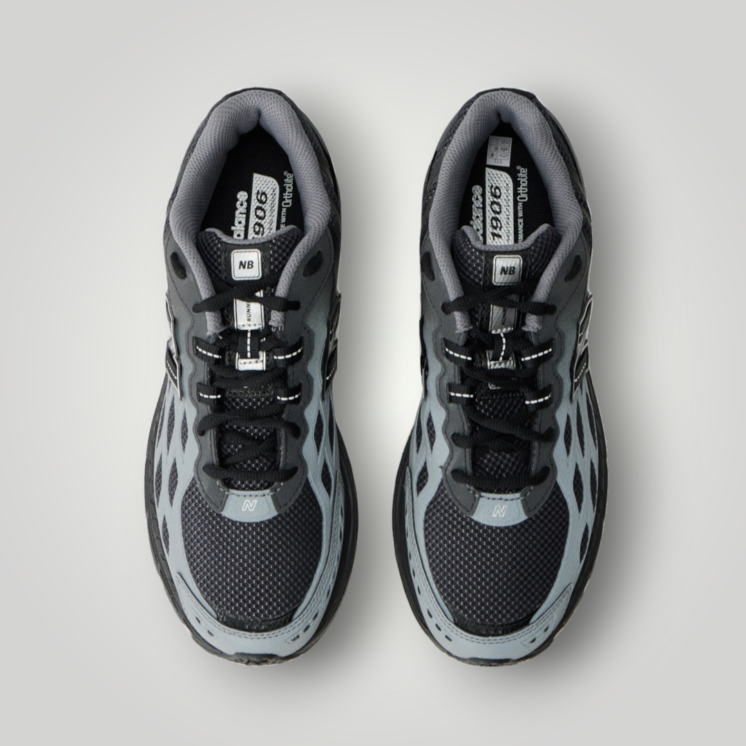 NDO Clothing New Balance U1906 Unisex Sneaker in Schwarz mit Mesh-Obermaterial und Schnürung in der Draufsicht