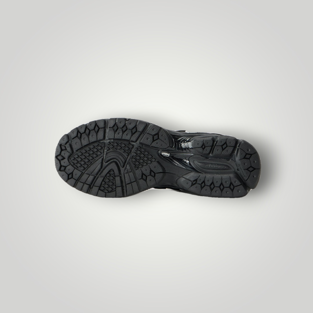 NDO Clothing New Balance U1906 Sneaker in Schwarz mit profilierter, rutschfester Kunststoff-Laufsohle von unten