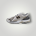 NDO Clothing New Balance 1906 Unisex Sneaker in Metallic-Silber mit Mesh-Einsätzen und schwarzem N-Logo