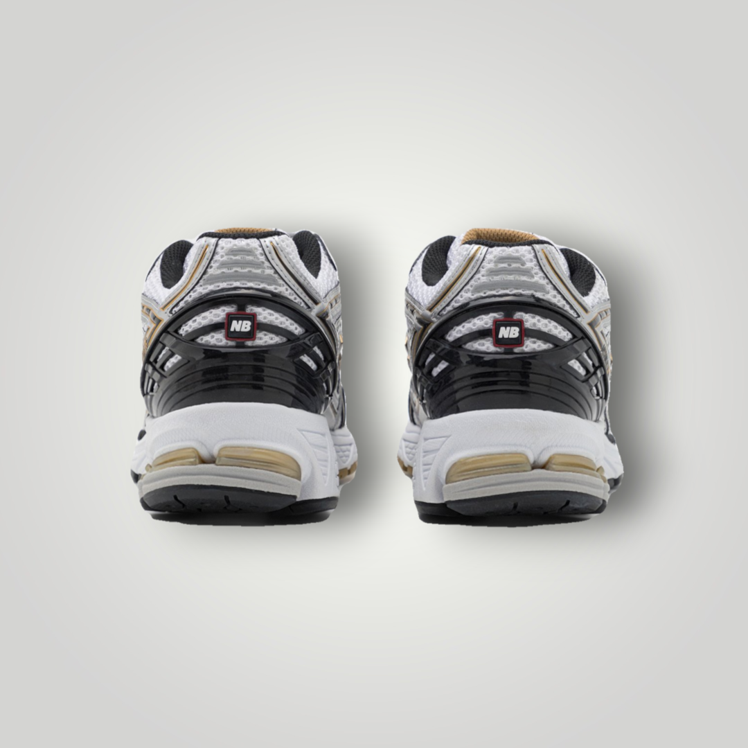 NDO Clothing New Balance 1906 Unisex Sneaker in Metallic-Silber mit Mesh-Details und robuster Außensohle, Rückansicht.
