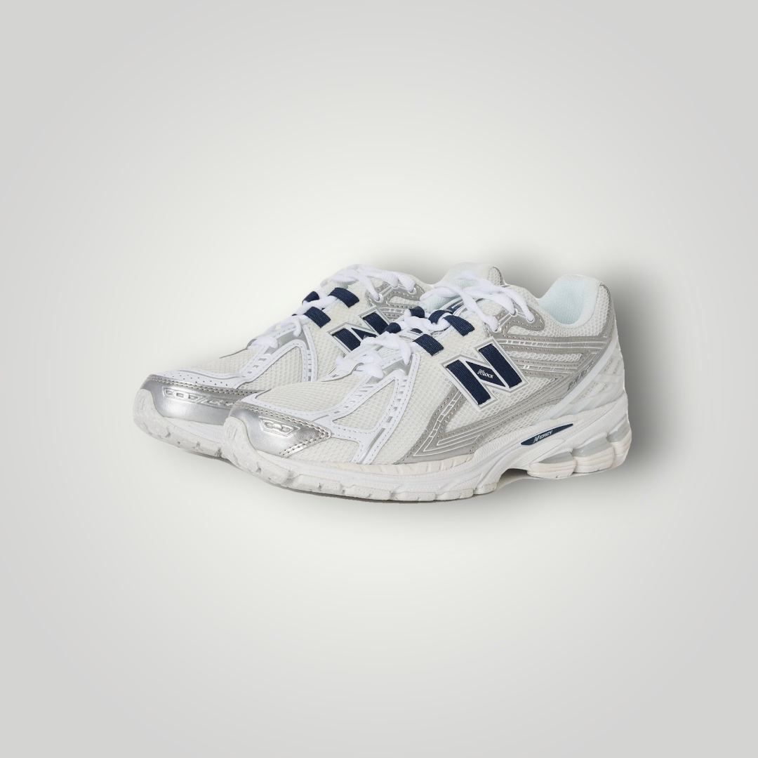NDO Clothing New Balance 1906 Unisex Sneaker in Weiß mit Mesh-Obermaterial, silbernen Details und Schnürung
