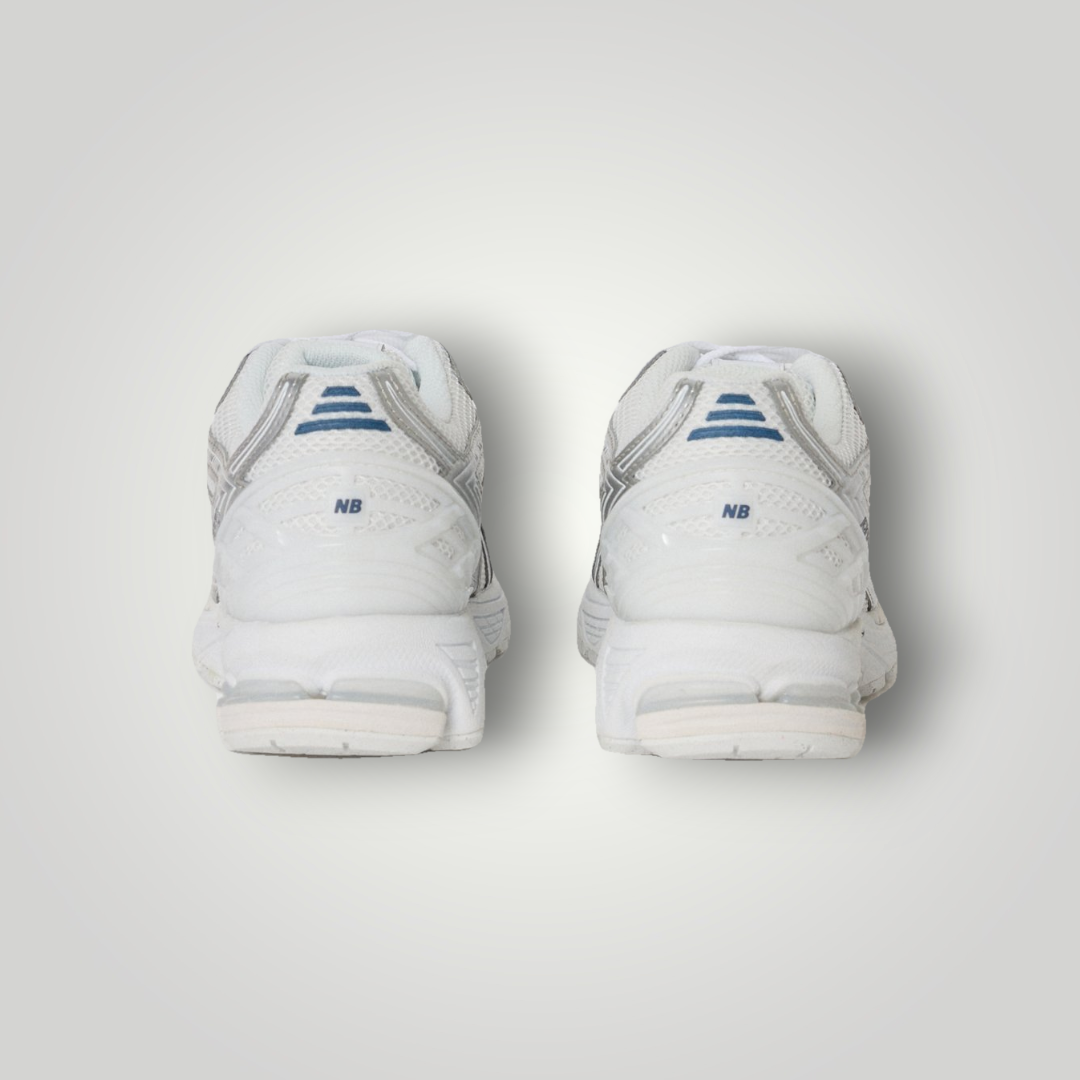NDO Clothing New Balance 1906 Unisex Sneaker in Weiß aus Mesh und Kunstleder, Rückansicht mit gepolsterter Sohle