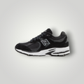 NDO Clothing New Balance M2002 Unisex Sneaker in Schwarz aus Leder und Mesh mit Schnürung und weißer Sohle