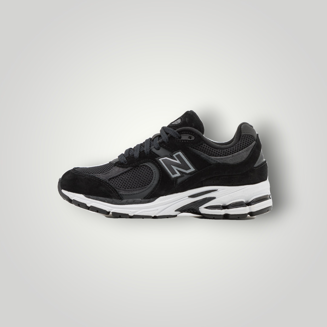 NDO Clothing New Balance M2002 Unisex Sneaker in Schwarz aus Leder und Mesh mit Schnürung und weißer Sohle