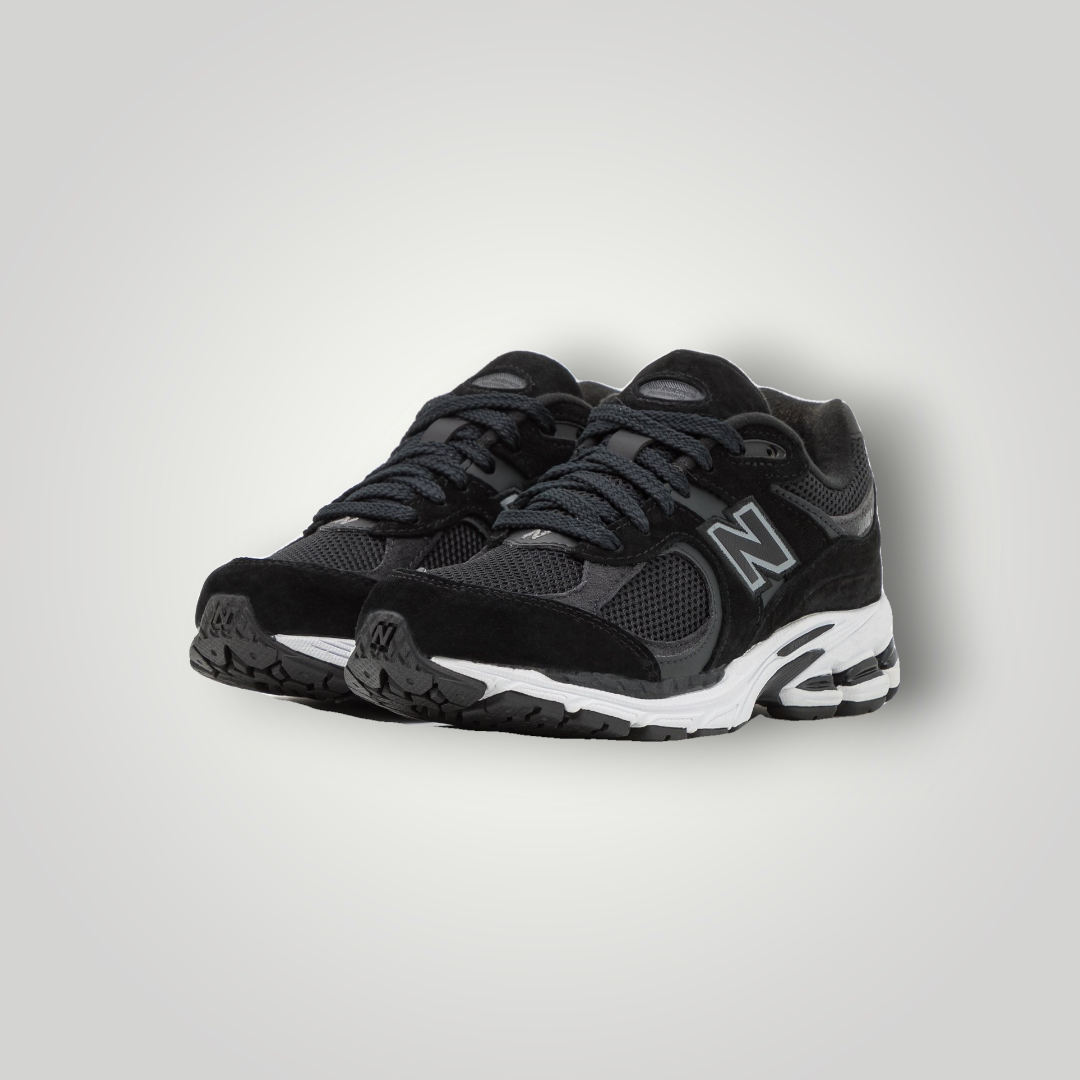 NDO Clothing New Balance M2002 Unisex Sneaker in Schwarz aus Leder und Mesh mit Schnürung und weißer Sohle