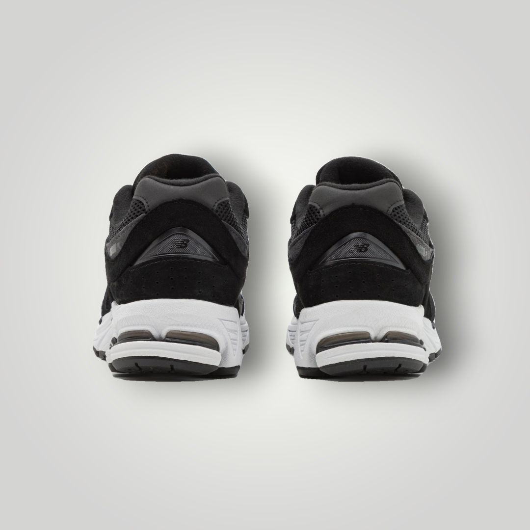 NDO Clothing New Balance M2002 Unisex Sneaker in Schwarz mit Mesh-Details und gepolsterter Sohle, Rückansicht