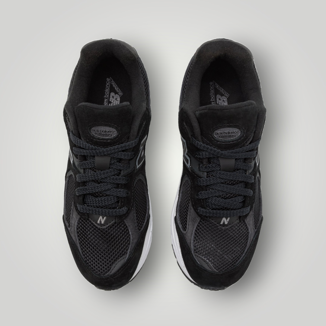 NDO Clothing New Balance M2002 Unisex Sneaker in Schwarz aus Leder und Mesh mit Schnürung in der Draufsicht
