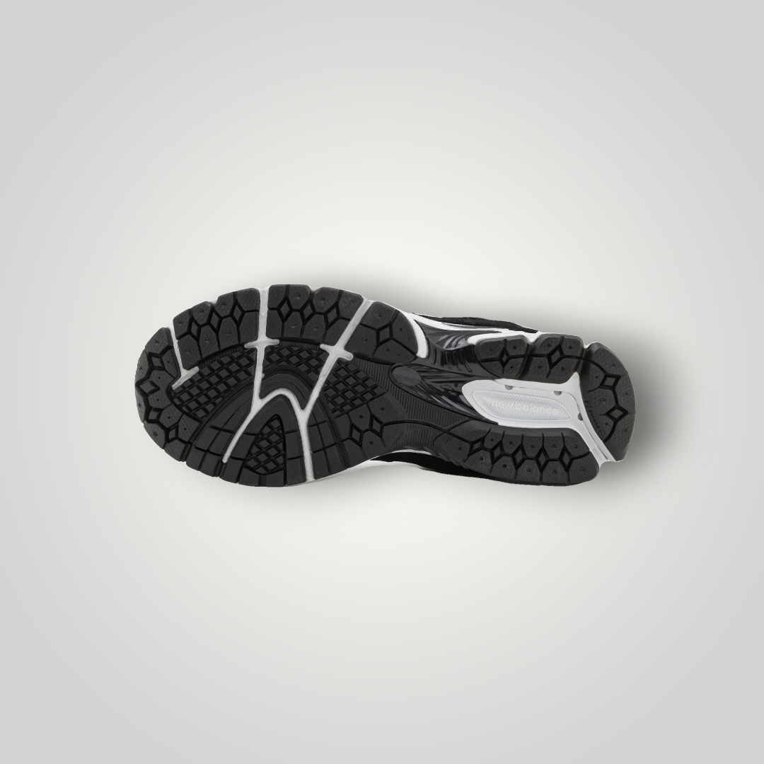 NDO Clothing New Balance M2002 Unisex Sneaker mit schwarzer, flexibler Gummilaufsohle in der Unteransicht