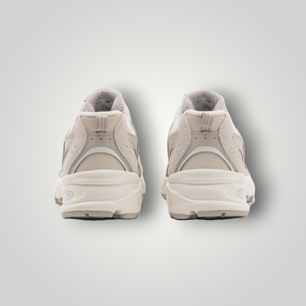 NDO Clothing New Balance 530 Sneaker in Beige und Grau, Rückansicht der flachen Laufschuhe mit gepolsterter Sohle