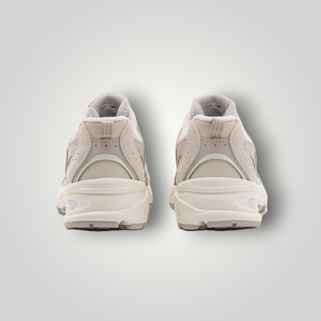 NDO Clothing New Balance 530 Sneaker in Beige und Grau, Rückansicht der flachen Laufschuhe mit gepolsterter Sohle