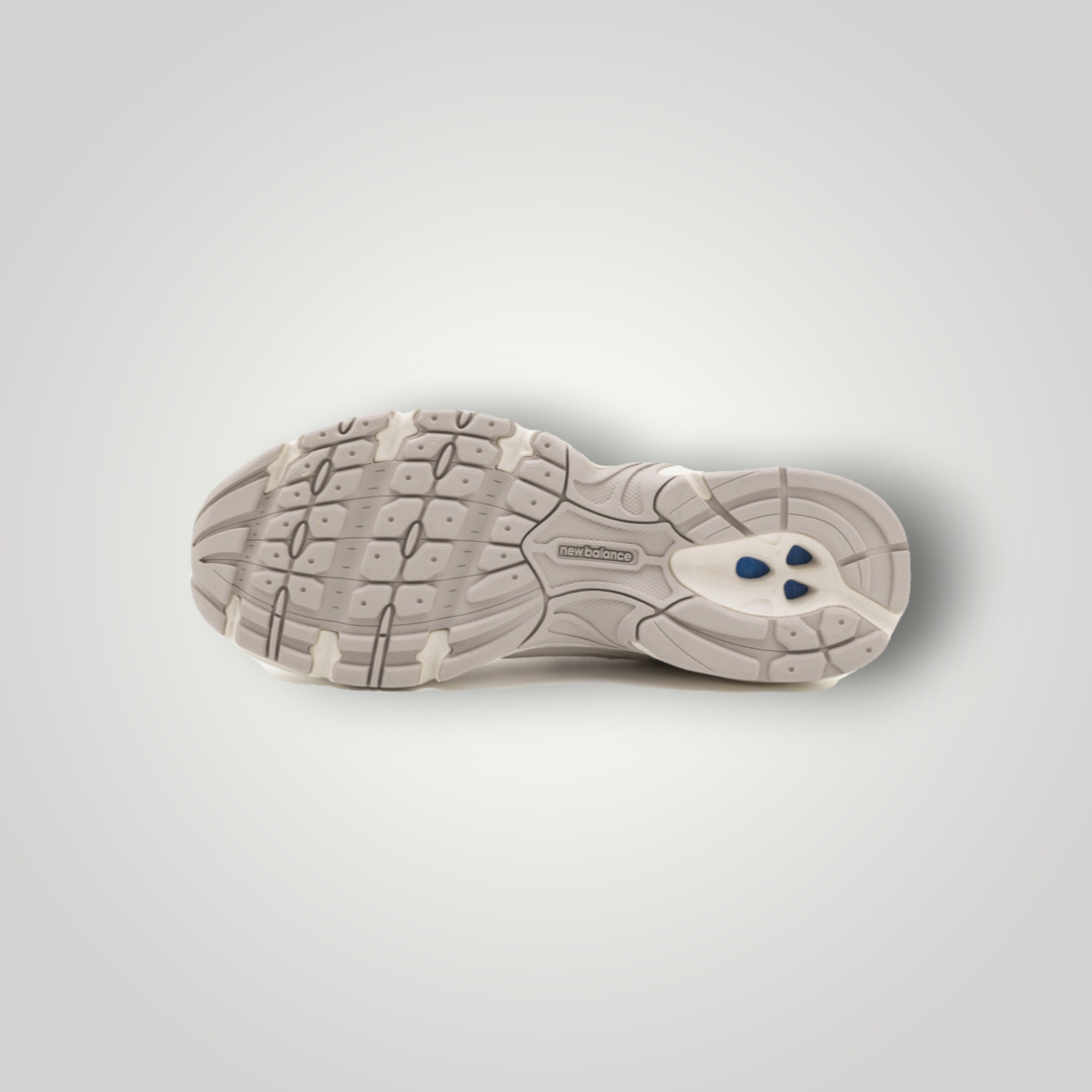 NDO Clothing New Balance 530 Sneaker Sohle in Beige und Grau mit rutschfestem Profil und blauem Detail