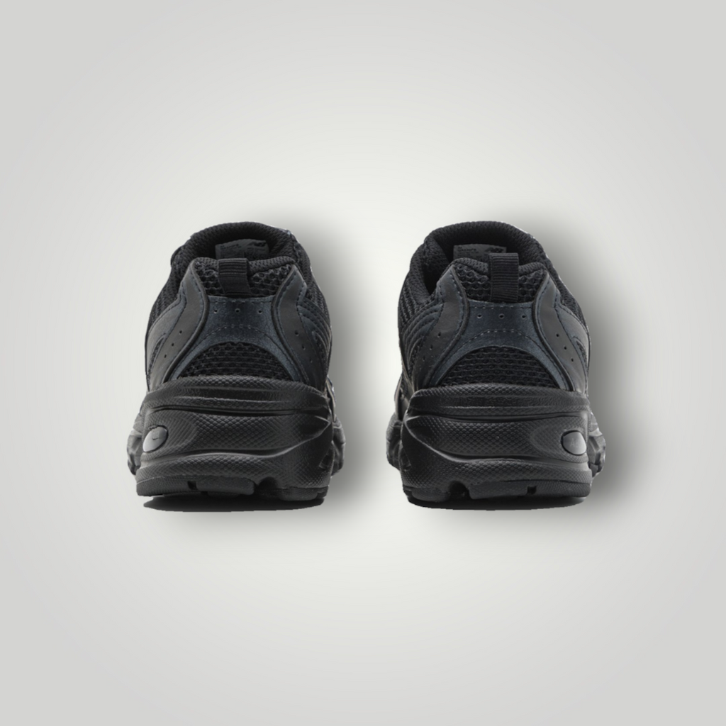 NDO Clothing New Balance 530 Unisex Sneaker in Schwarz mit Mesh-Obermaterial und Zuglasche an der Ferse, Rückansicht