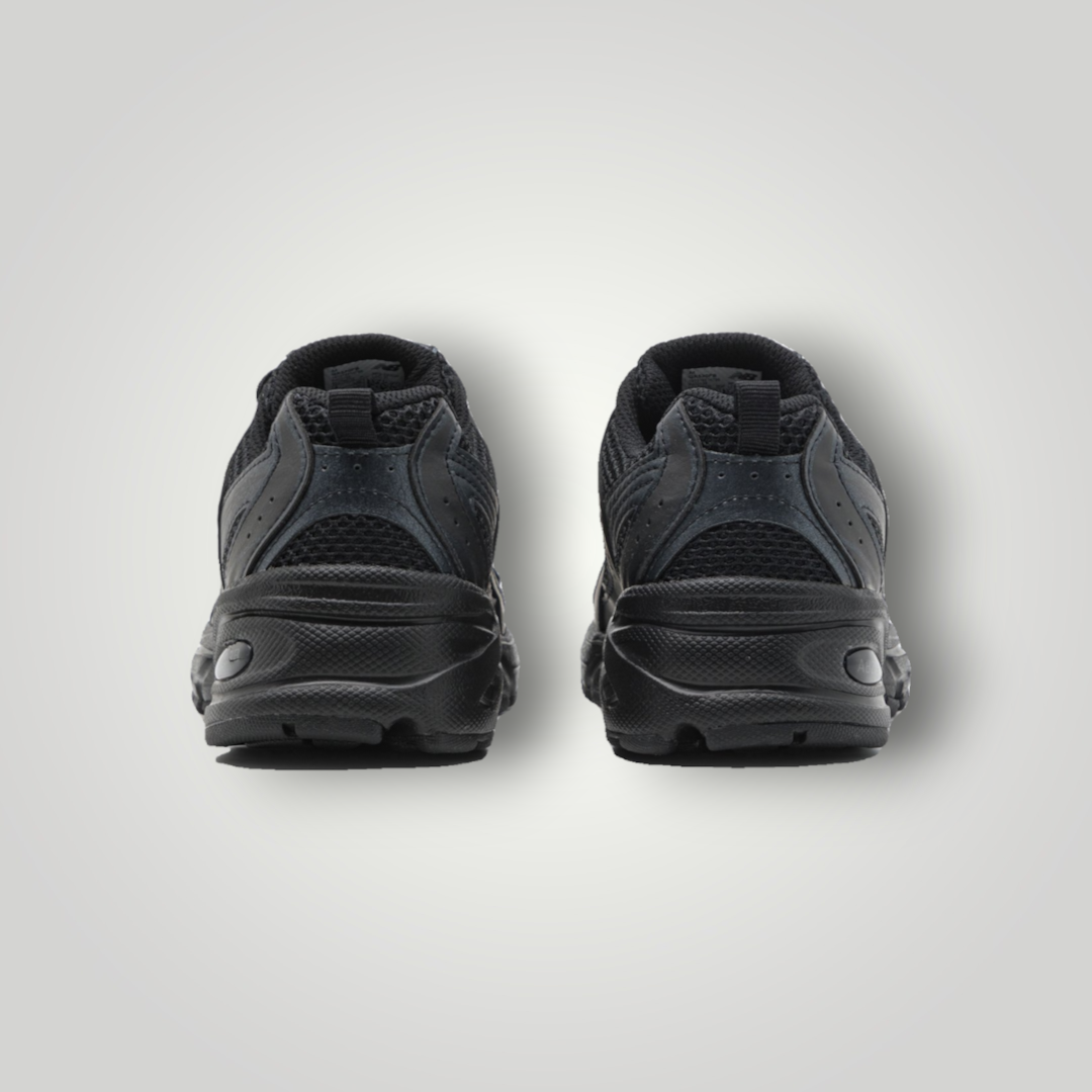 NDO Clothing New Balance 530 Unisex Sneaker in Schwarz mit Mesh-Obermaterial und Zuglasche an der Ferse, Rückansicht