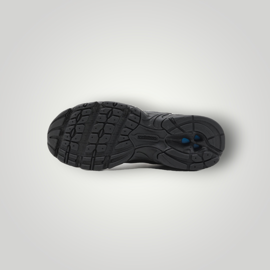 NDO Clothing New Balance 530 Unisex Sneaker in Schwarz, Ansicht der flexiblen Kunststoff-Laufsohle mit Profil