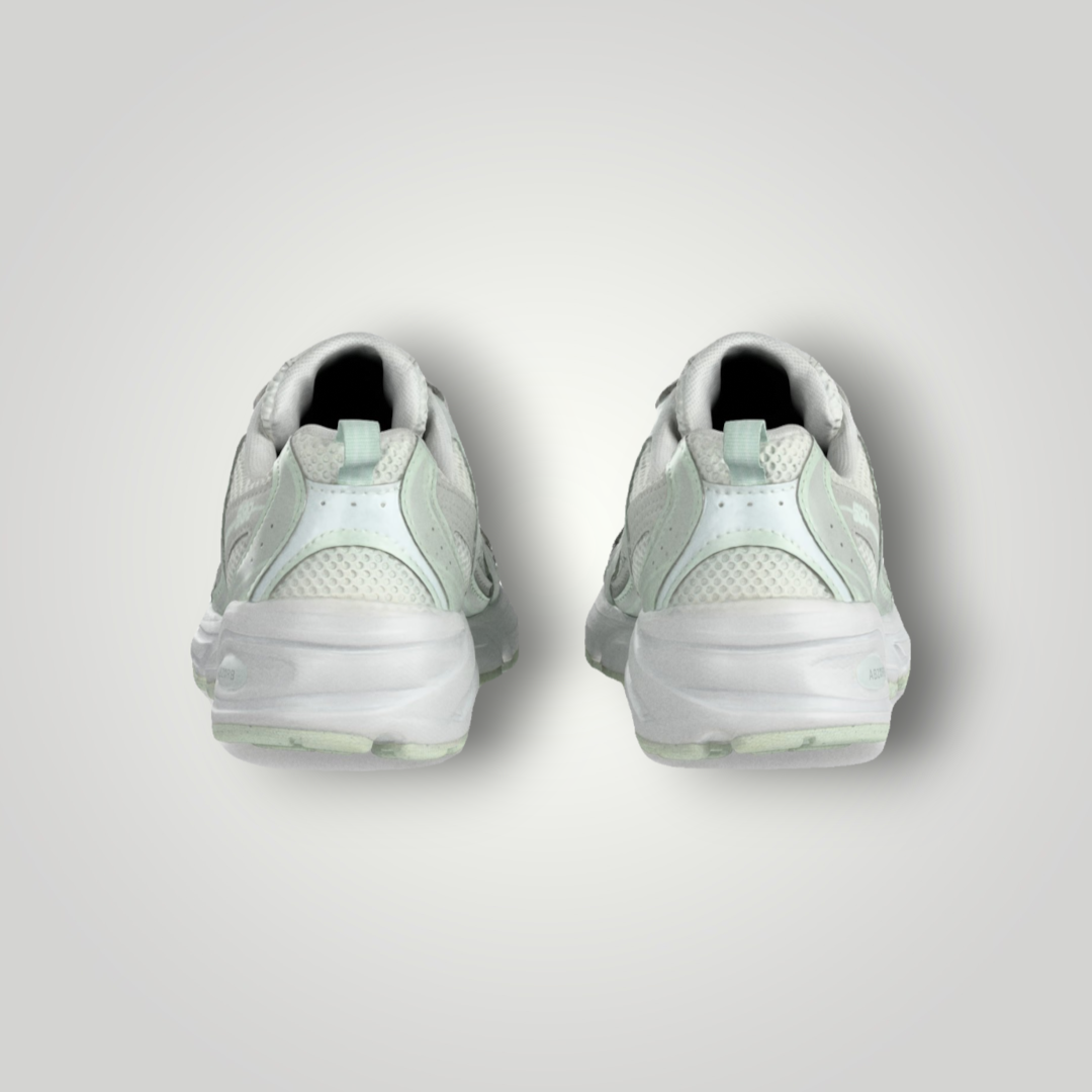 NDO Clothing New Balance 530 Sneaker in Grau und Mint, Rückansicht mit Mesh-Details und Zuglasche an der Ferse