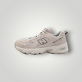 NDO Clothing New Balance 530 Sneaker in Moonbeam Beige mit Mesh-Obermaterial und ABZORB-Dämpfung in Seitenansicht