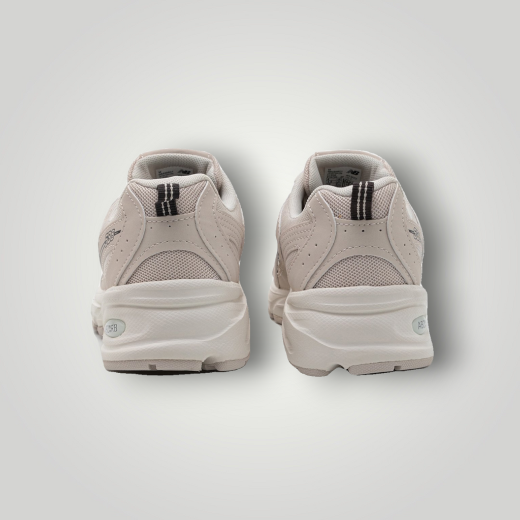 Rückansicht der New Balance 530 Sneaker in Moonbeam von NDO Clothing aus Mesh und Kunstleder mit ABZORB Sohle
