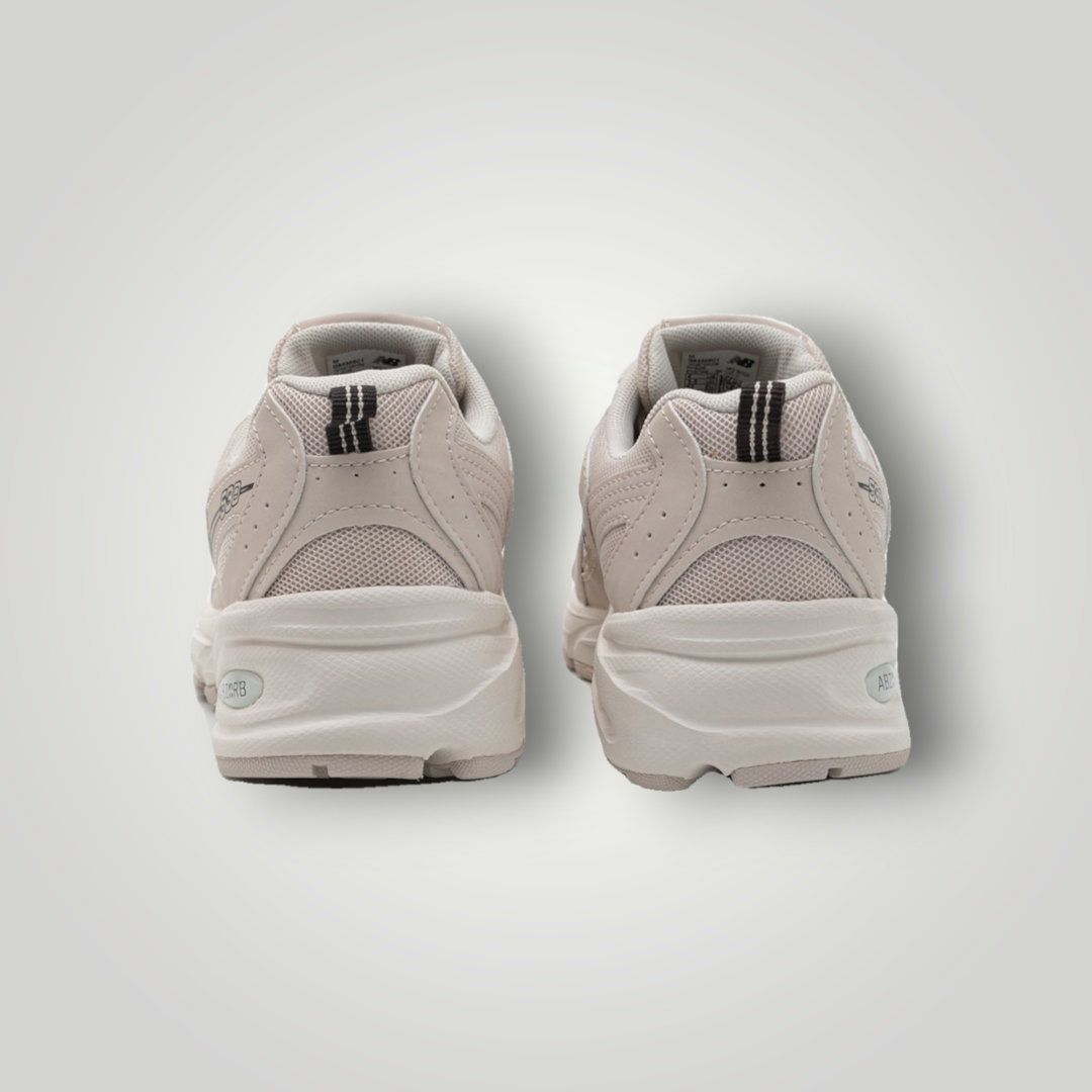 Rückansicht der New Balance 530 Sneaker in Moonbeam von NDO Clothing aus Mesh und Kunstleder mit ABZORB Sohle