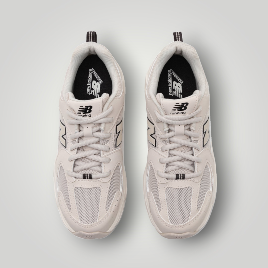 NDO Clothing New Balance 530 Unisex Sneaker in Moonbeam beige mit Mesh und Kunstleder in der Draufsicht