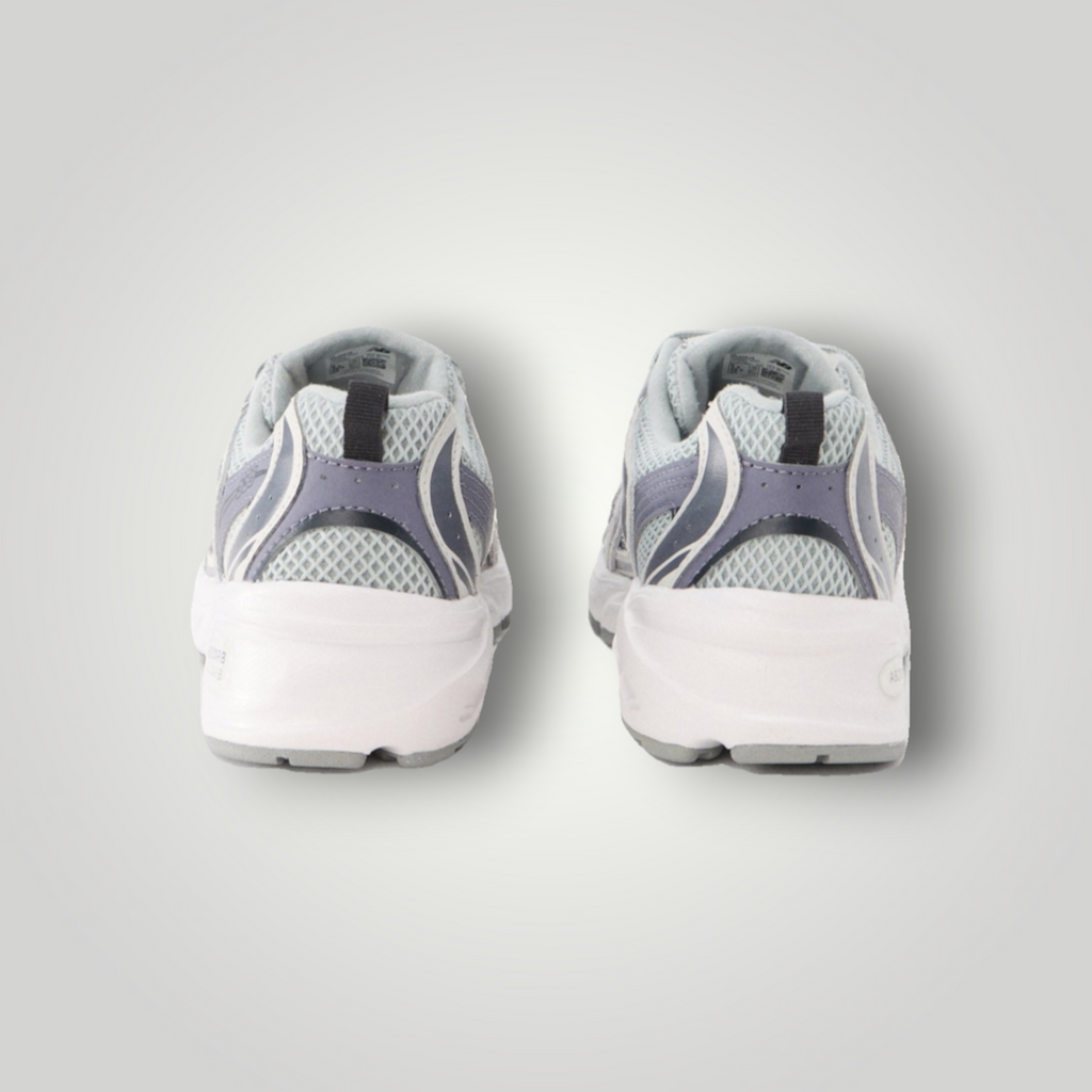 NDO Clothing New Balance 530 Sneaker in Neptune und Lone Star Grey von hinten mit Mesh-Details und Zuglasche