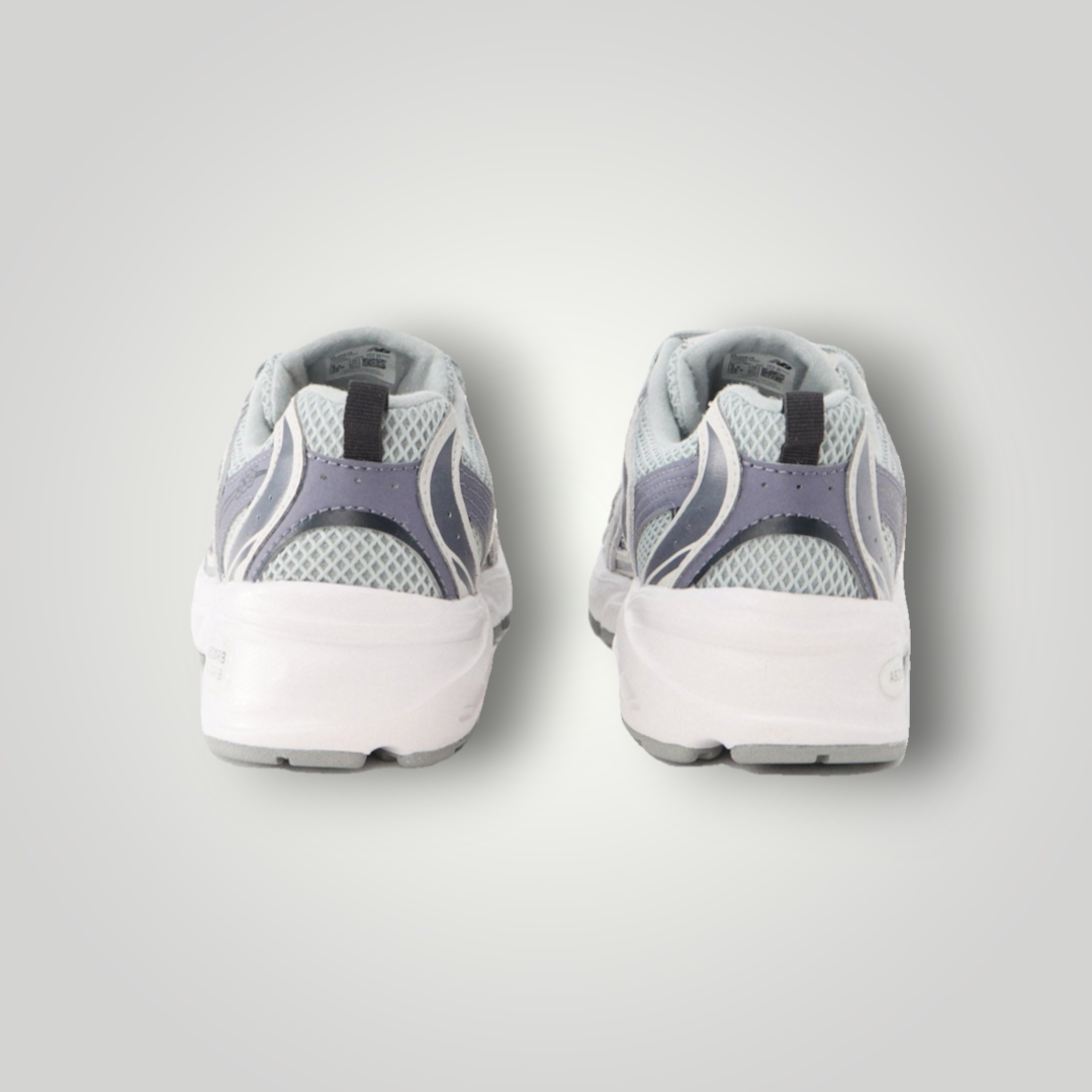 NDO Clothing New Balance 530 Sneaker in Neptune und Lone Star Grey von hinten mit Mesh-Details und Zuglasche