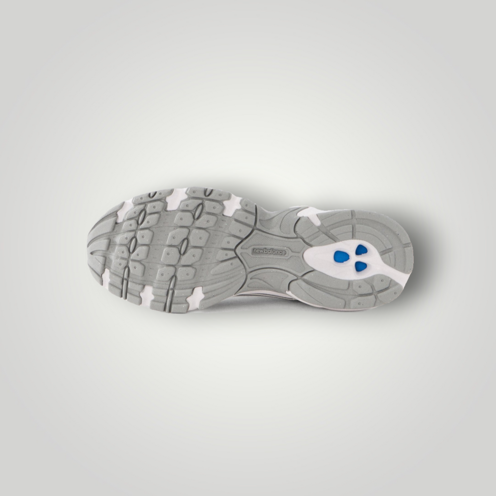 NDO Clothing New Balance 530 Sneaker Sohle in Grau mit rutschfestem Profil und blauen Akzenten