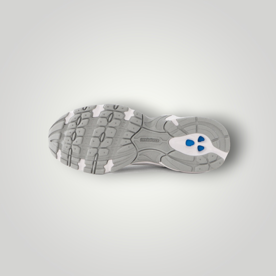 NDO Clothing New Balance 530 Sneaker Sohle in Grau mit rutschfestem Profil und blauen Akzenten