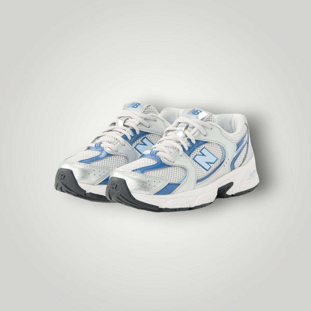 NDO Clothing New Balance 530 Sneaker in Silber und Magic Blue aus Mesh und Kunstleder mit Schnürung