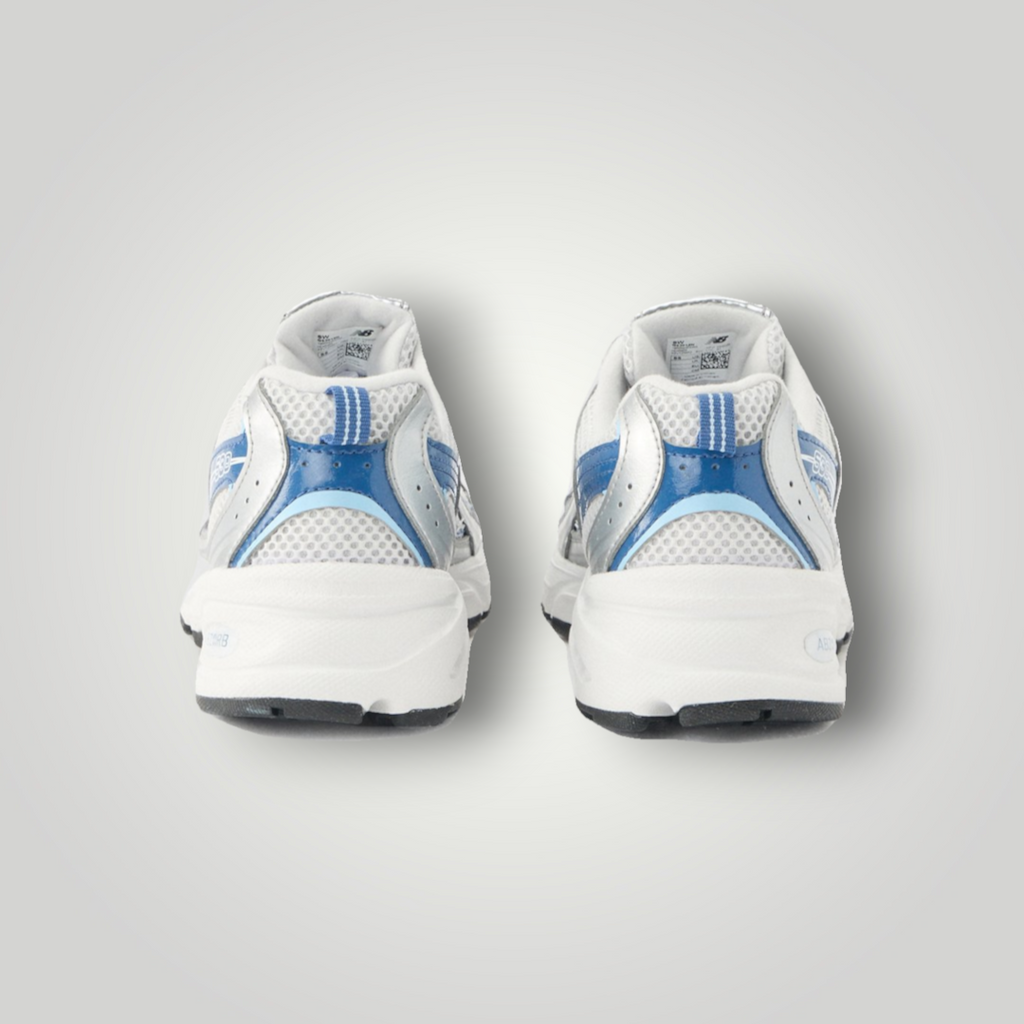 NDO Clothing New Balance 530 Sneaker in Silber und Magic Blue mit Mesh-Obermaterial, Rückansicht