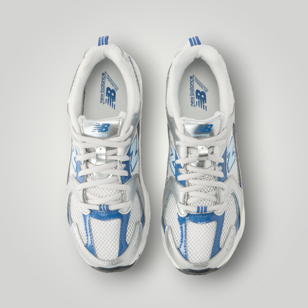 NDO Clothing New Balance 530 Sneaker in Silber und Magic Blue aus Mesh und Kunstleder mit Schnürung