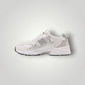 NDO Clothing New Balance MR530 Sneaker in Weiß und Silber mit Mesh-Obermaterial und flacher Sohle in Seitenansicht
